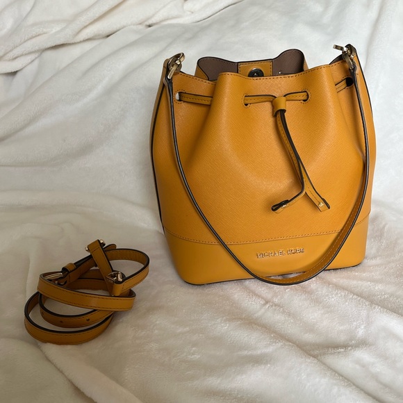 Michael Kors Bucket Bag - Picture 2 of 11